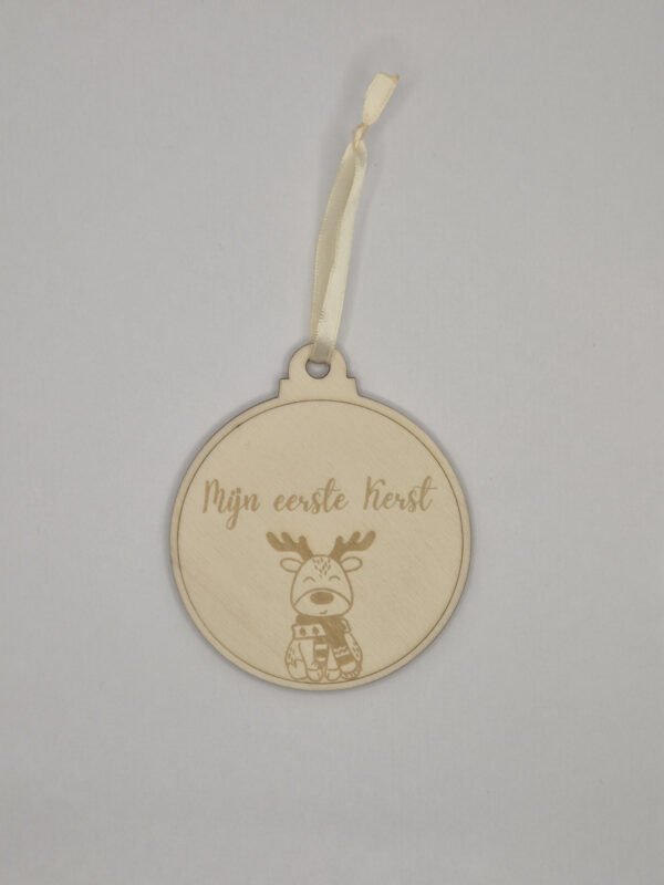 Detail houten kerstbal rendier – gegraveerde kersthanger Close-up van gegraveerde houten kersthanger mijn eerste kerst met rendier