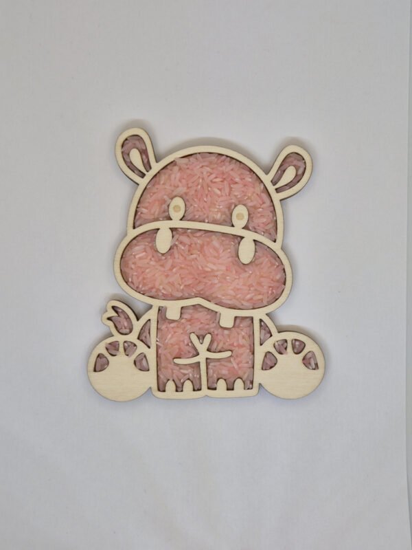 Houten sensorische vulvorm in de vorm van een nijlpaard gevuld met roze speelrijst, geschikt voor sensorisch spel en fijne motoriek.