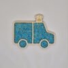 Sensorische vulvorm ambulance– blauwe speelrijst Houten sensorische vulvorm in de vorm van een ambulance gevuld met blauwe speelrijst, geschikt voor sensorisch spel en fijne motoriek.