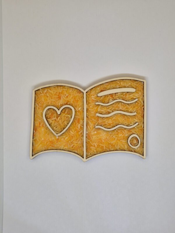 Houten sensorische vulvorm in de vorm van een boek gevuld met oranje speelrijst, geschikt voor sensorisch spel en fijne motoriek.