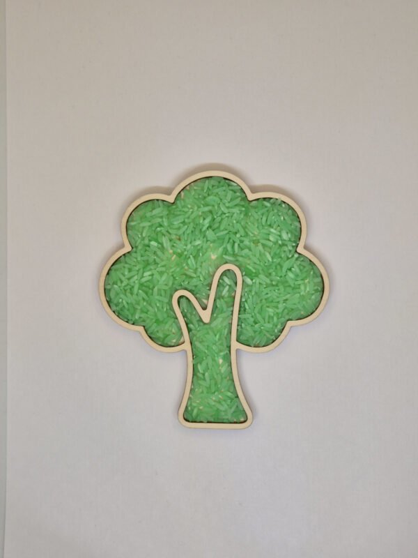 Houten sensorische vulvorm in de vorm van een boom gevuld met groene speelrijst, geschikt voor sensorisch spel en fijne motoriek.