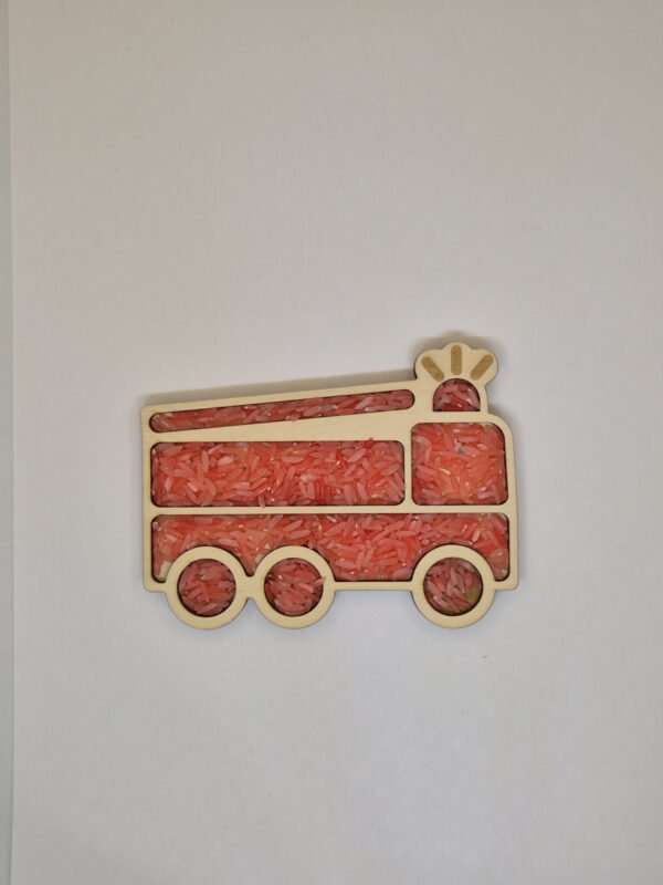 Sensorische vulvorm brandweegauto– rode speelrijst Houten sensorische vulvorm in de vorm van een brandweerauto gevuld met rode speelrijst, geschikt voor sensorisch spel en fijne motoriek.