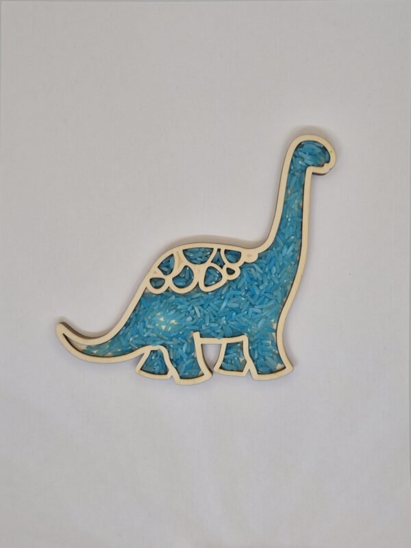 Sensorische vulvorm brontosaurus– blauwe speelrijst Houten sensorische vulvorm in de vorm van een brontosaurus gevuld met blauwe speelrijst, geschikt voor sensorisch spel en fijne motoriek.