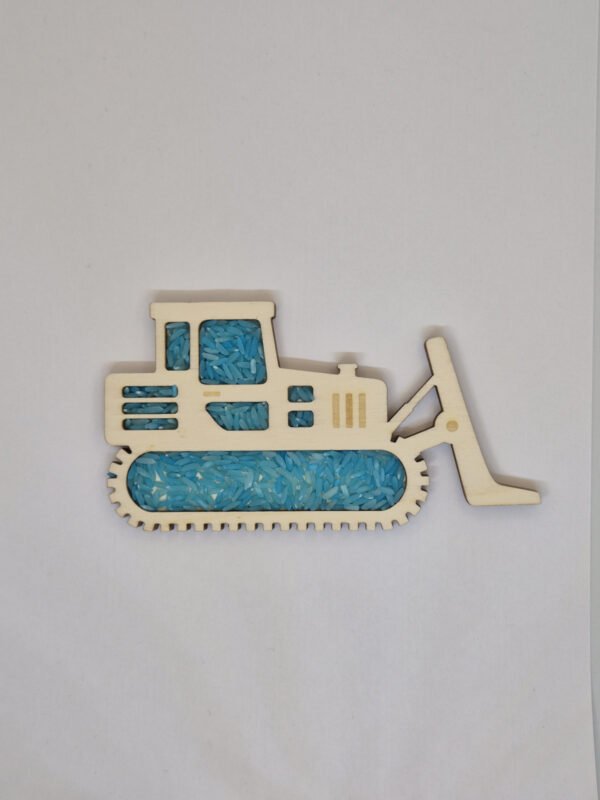 Sensorische vulvorm bulldozer– blauwe speelrijst Houten sensorische vulvorm in de vorm van een bulldozer gevuld met blauwe speelrijst, geschikt voor sensorisch spel en fijne motoriek.