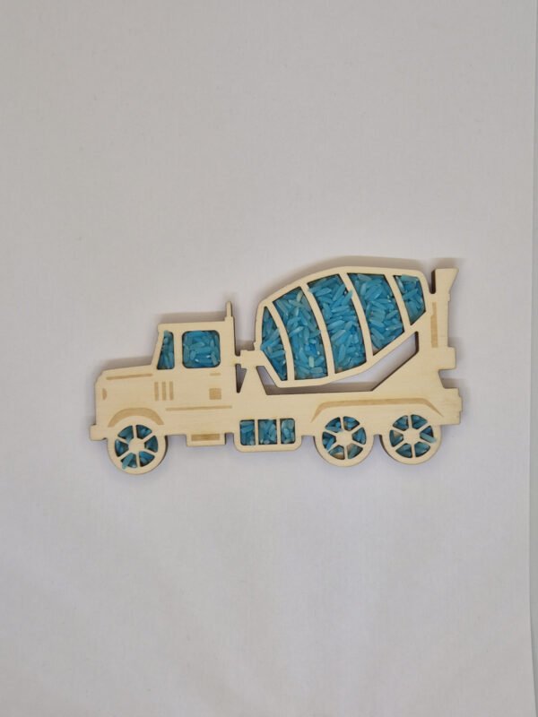 Sensorische vulvorm cementwagen– blauwe speelrijst Houten sensorische vulvorm in de vorm van een cementwagen gevuld met blauwe speelrijst, geschikt voor sensorisch spel en fijne motoriek.