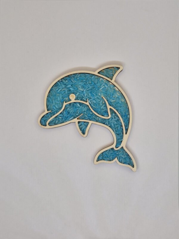 Vultray Sensorische vulvorm dolfijn– blauwe speelrijstdolfijn gevuld Houten sensorische vulvorm in de vorm van een dolfijn gevuld met blauwe speelrijst, geschikt voor sensorisch spel en fijne motoriek.