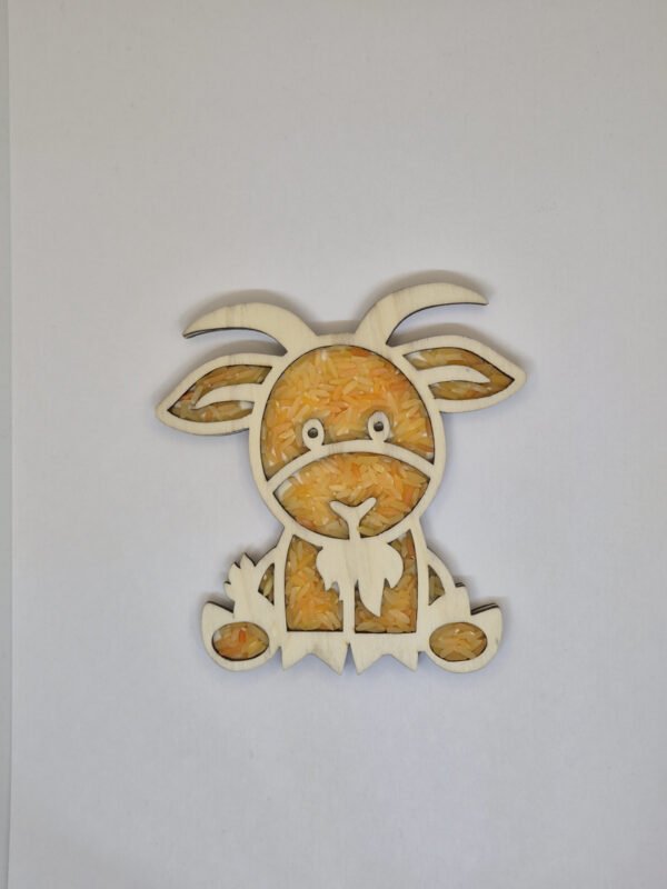 Houten sensorische vulvorm in de vorm van een geit gevuld met oranje speelrijst, geschikt voor sensorisch spel en fijne motoriek.