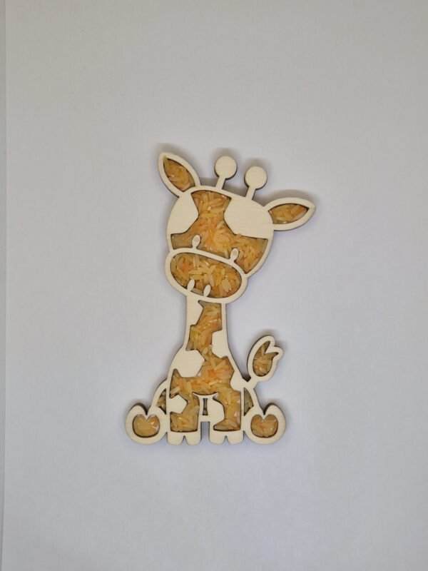 Houten sensorische vulvorm in de vorm van een giraffe gevuld met oranje speelrijst, geschikt voor sensorisch spel en fijne motoriek.