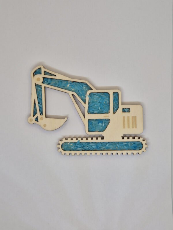 Houten sensorische vulvorm in de vorm van een graafmachine gevuld met blauwe speelrijst, geschikt voor sensorisch spel en fijne motoriek.