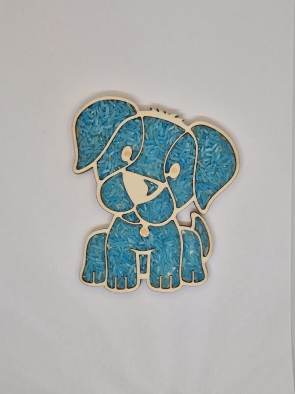 Houten sensorische vulvorm in de vorm van een hond gevuld met blauwe speelrijst, geschikt voor sensorisch spel en fijne motoriek.