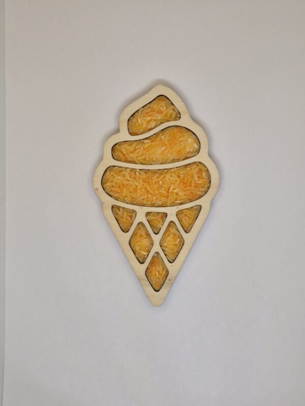 Sensorische vulvorm ijsje– oranje speelrijst Houten sensorische vulvorm in de vorm van een ijsje gevuld met oranje speelrijst, geschikt voor sensorisch spel en fijne motoriek.