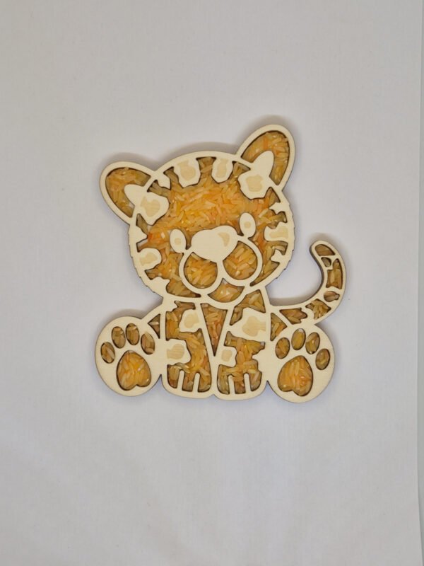 Houten sensorische vulvorm in de vorm van een jachtluipaard gevuld met oranje speelrijst, geschikt voor sensorisch spel en fijne motoriek.