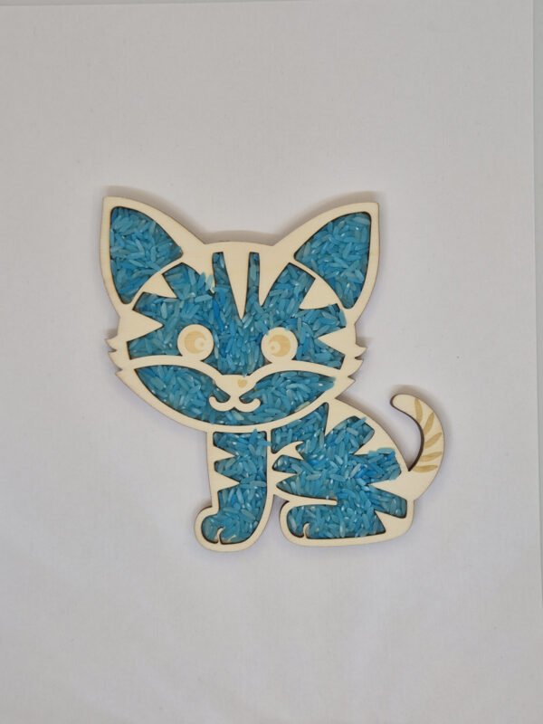 Sensorische vulvorm kat– blauwe speelrijst Houten sensorische vulvorm in de vorm van een kat gevuld met blauwe speelrijst, geschikt voor sensorisch spel en fijne motoriek.