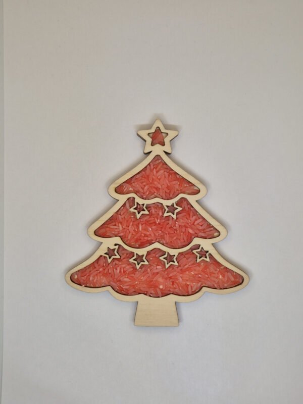 Sensorische vulvorm kerstboom– rode speelrijst Houten sensorische vulvorm in de vorm van een kerstboom gevuld met rode speelrijst, geschikt voor sensorisch spel en fijne motoriek.