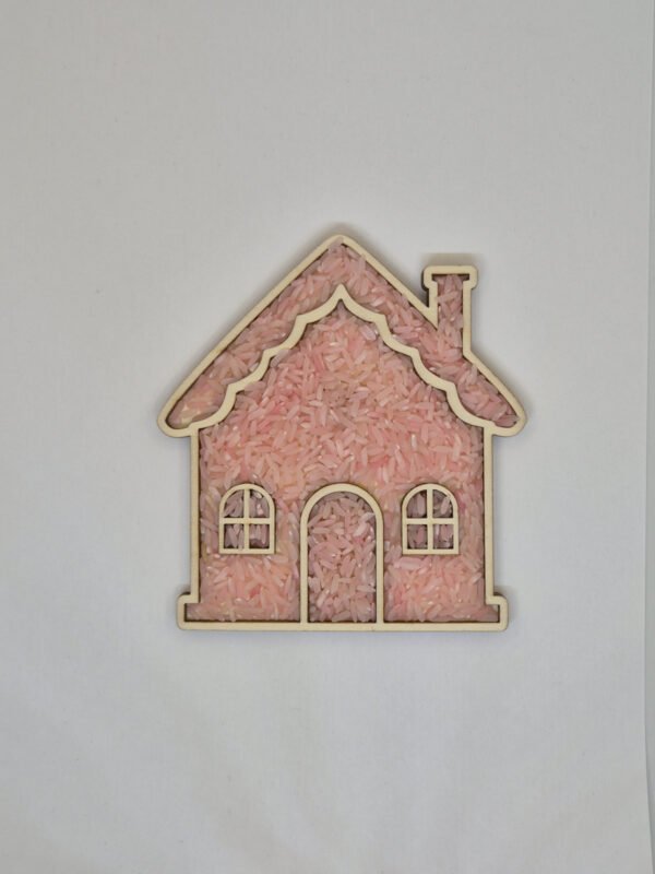 Houten sensorische vulvorm in de vorm van een kersthuisje gevuld met roze speelrijst, geschikt voor sensorisch spel en fijne motoriek.