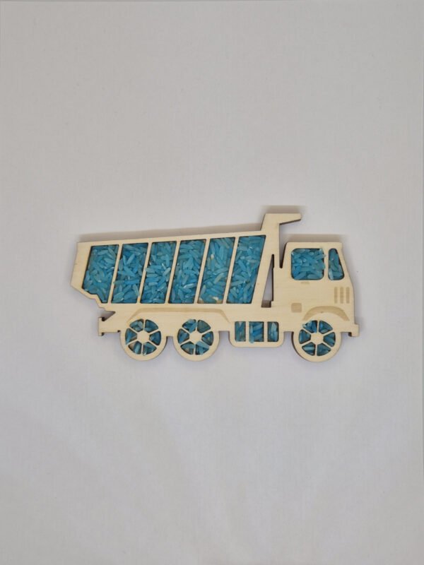 Houten sensorische vulvorm in de vorm van een kiepwagen gevuld met blauwe speelrijst, geschikt voor sensorisch spel en fijne motoriek.