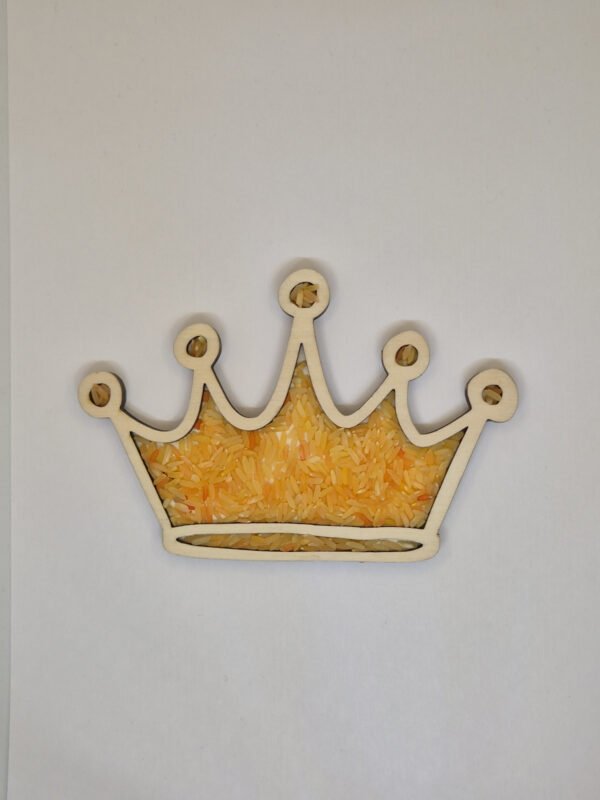 Houten sensorische vulvorm in de vorm van een kroon gevuld met oranje speelrijst, geschikt voor sensorisch spel en fijne motoriek.