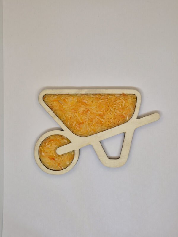 Sensorische vulvorm kruiwagen– oranje speelrijst Houten sensorische vulvorm in de vorm van een kruiwagen gevuld met oranje speelrijst, geschikt voor sensorisch spel en fijne motoriek.