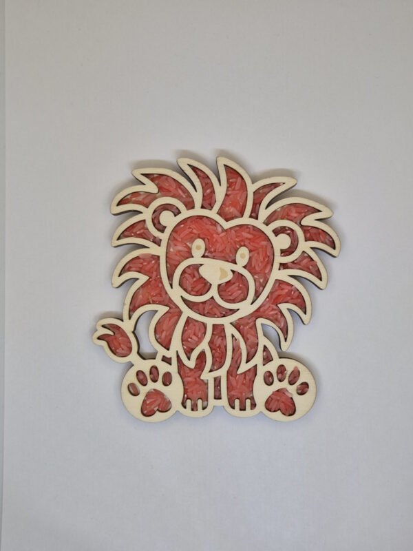 Houten sensorische vulvorm in de vorm van een leeuw gevuld met rode speelrijst, geschikt voor sensorisch spel en fijne motoriek.