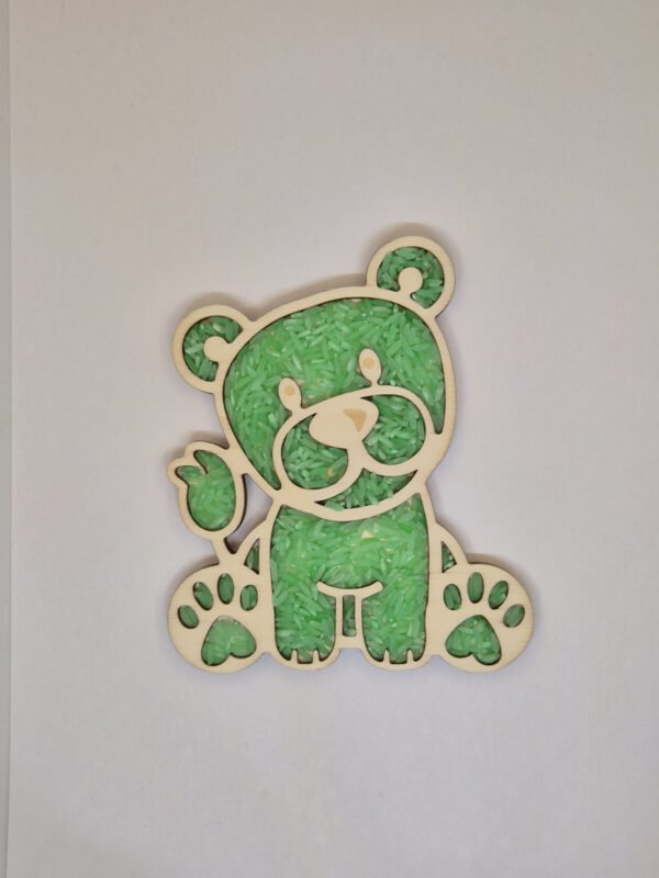 Houten sensorische vulvorm in de vorm van een leeuwin gevuld met groene speelrijst, geschikt voor sensorisch spel en fijne motoriek.