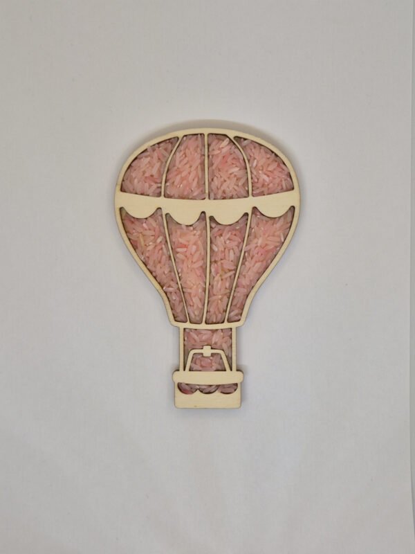 Sensorische vulvorm luchtballon– roze speelrijst Houten sensorische vulvorm in de vorm van een luchtballon gevuld met roze speelrijst, geschikt voor sensorisch spel en fijne motoriek.