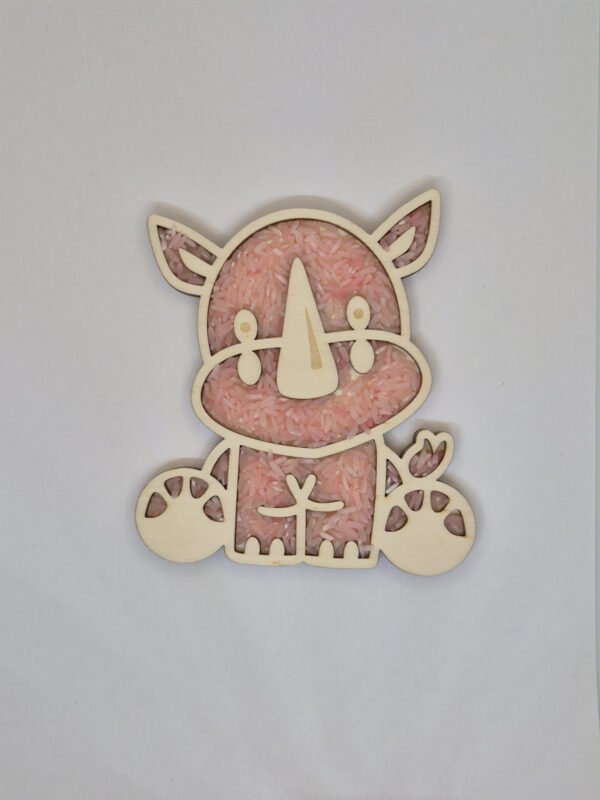 Houten sensorische vulvorm in de vorm van een neushoorn gevuld met roze speelrijst, geschikt voor sensorisch spel en fijne motoriek.