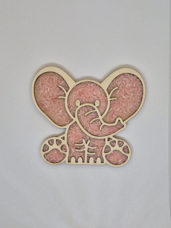 Houten sensorische vulvorm in de vorm van een olifant gevuld met roze speelrijst, geschikt voor sensorisch spel en fijne motoriek.