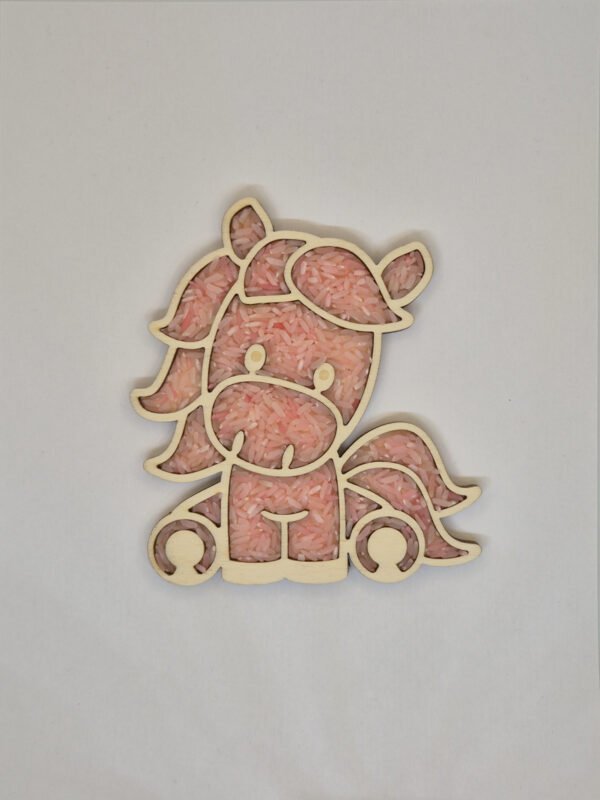 Houten sensorische vulvorm in de vorm van een paard gevuld met roze speelrijst, geschikt voor sensorisch spel en fijne motoriek.