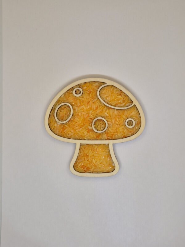 Vultray paddenstoel gevuHouten sensorische vulvorm in de vorm van een paddenstoel gevuld met oranje speelrijst, geschikt voor sensorisch spel en fijne motoriek.ld