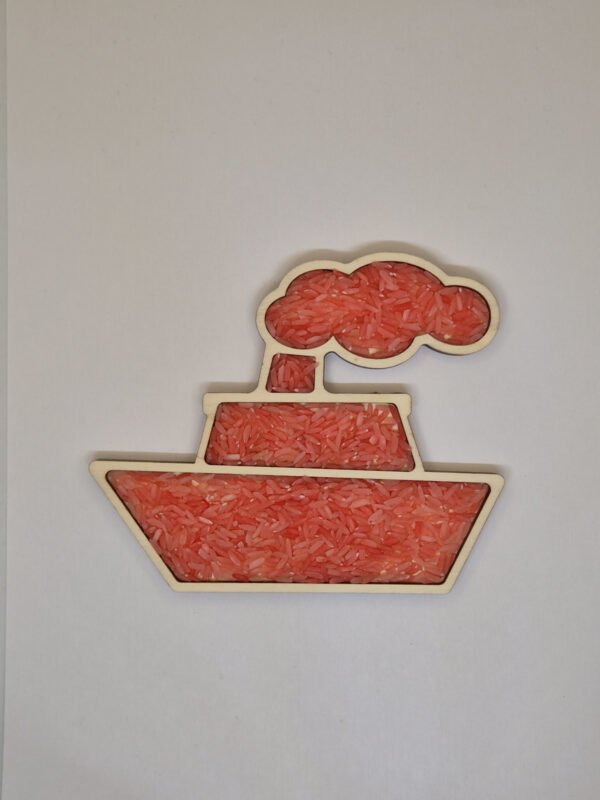 pakjesboot Houten sensorische vulvorm in de vorm van een pakjesboot gevuld met rode speelrijst, geschikt voor sensorisch spel en fijne motoriek.