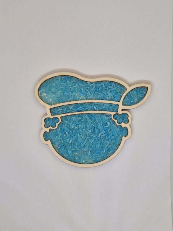 Houten sensorische vulvorm in de vorm van een pietje gevuld met blauwe speelrijst, geschikt voor sensorisch spel en fijne motoriek.