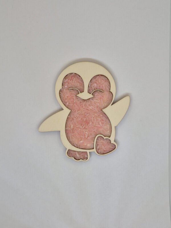 Houten sensorische vulvorm in de vorm van een pinguin gevuld met roze speelrijst, geschikt voor sensorisch spel en fijne motoriek.