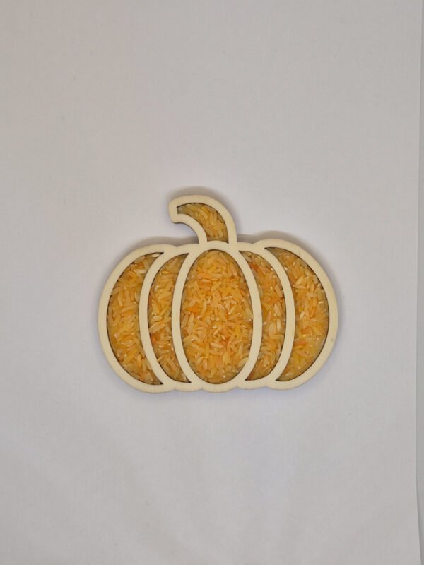 Sensorische vulvorm pompoen– oranje speelrijst Houten sensorische vulvorm in de vorm van een pompoen gevuld met oranje speelrijst, geschikt voor sensorisch spel en fijne motoriek.