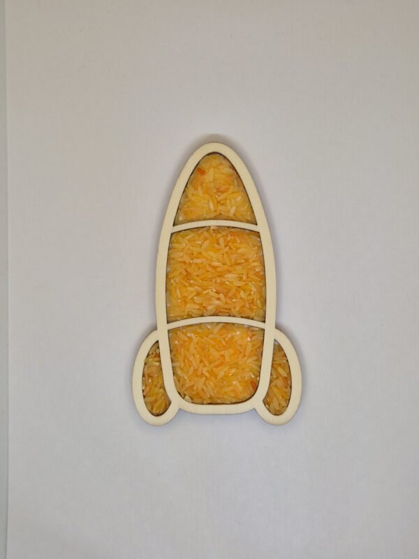 Houten sensorische vulvorm in de vorm van een raket gevuld met oranje speelrijst, geschikt voor sensorisch spel en fijne motoriek.