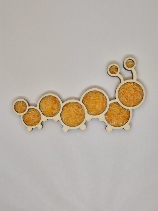 Houten sensorische vulvorm in de vorm van een rups gevuld met oranje speelrijst, geschikt voor sensorisch spel en fijne motoriek.