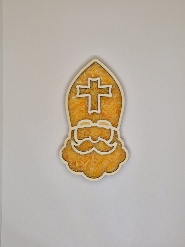 Sensorische vulvorm sinterklaas– oranje speelrijst Houten sensorische vulvorm in de vorm van een sinterklaas gevuld met oranje speelrijst, geschikt voor sensorisch spel en fijne motoriek.