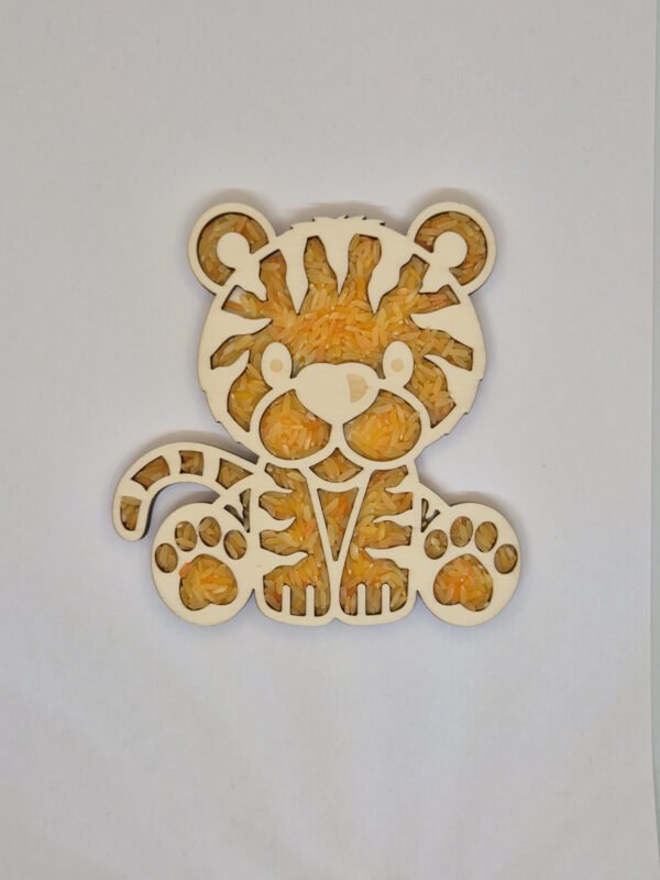 Houten sensorische vulvorm in de vorm van een tijger gevuld met oranje speelrijst, geschikt voor sensorisch spel en fijne motoriek.