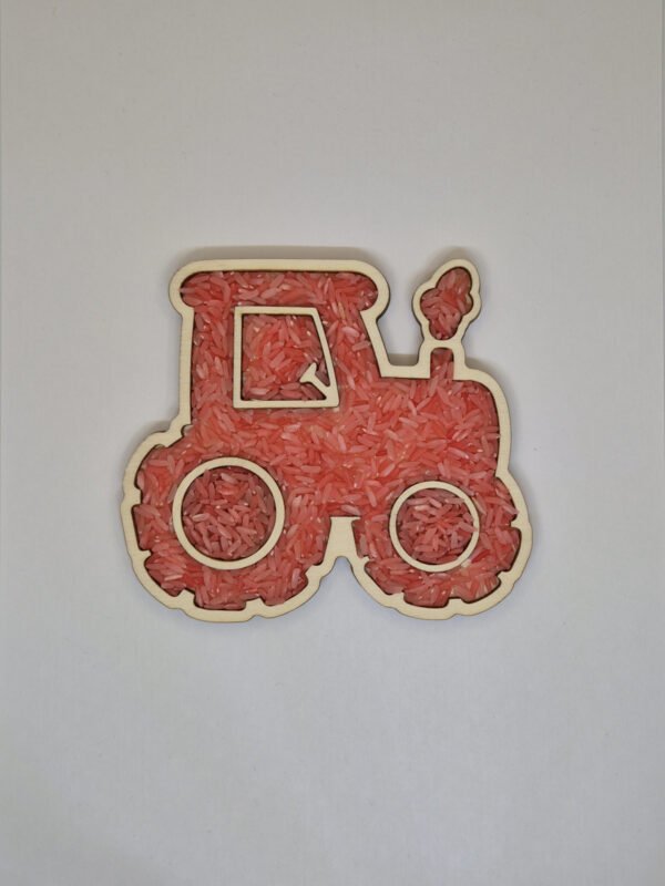 Houten sensorische vulvorm in de vorm van een tractor gevuld met rode speelrijst, geschikt voor sensorisch spel en fijne motoriek.