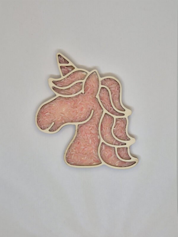 Houten sensorische vulvorm in de vorm van een unicorn gevuld met roze speelrijst, geschikt voor sensorisch spel en fijne motoriek.