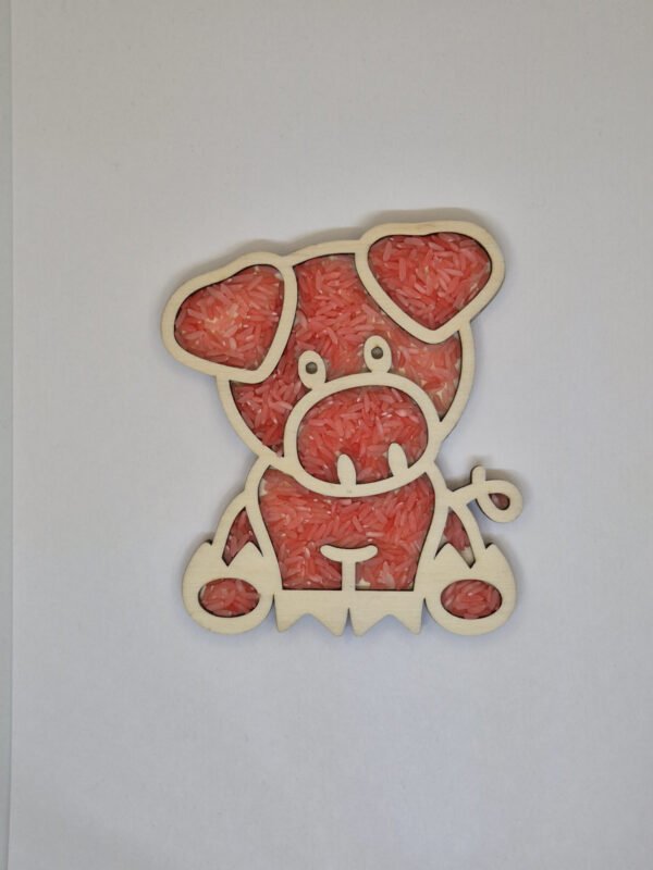 Houten sensorische vulvorm in de vorm van een varken gevuld met rode speelrijst, geschikt voor sensorisch spel en fijne motoriek.