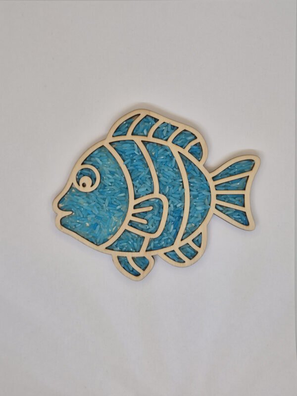 Houten sensorische vulvorm in de vorm van een vis gevuld met blauwe speelrijst, geschikt voor sensorisch spel en fijne motoriek.