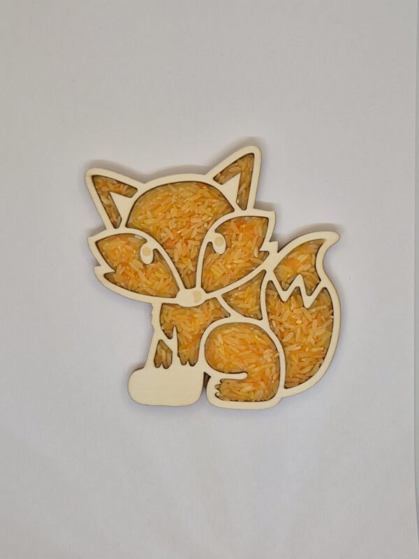 Sensorische vulvorm vos– oranje speelrijst Houten sensorische vulvorm in de vorm van een vos gevuld met oranje speelrijst, geschikt voor sensorisch spel en fijne motoriek.