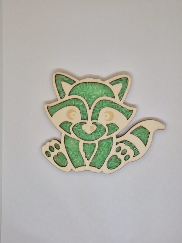 Houten sensorische vulvorm in de vorm van een wasbeer gevuld met groene speelrijst, geschikt voor sensorisch spel en fijne motoriek.