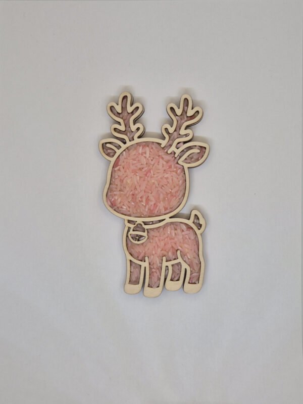 Houten sensorische vulvorm in de vorm van een rendier gevuld met roze speelrijst, geschikt voor sensorisch spel en fijne motoriek.