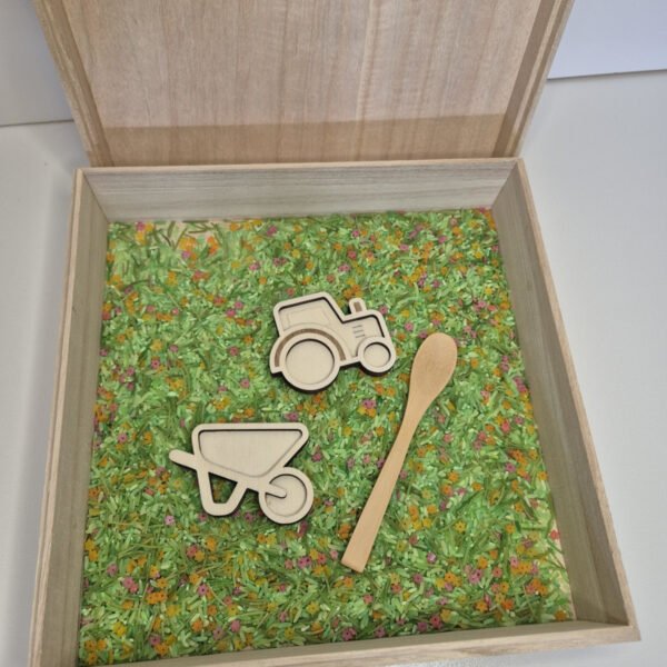 Houten sensorische speelbak gevuld met speelrijst lentemix met houten lepel, tractor en kruiwagen speelgoed voor kinderen