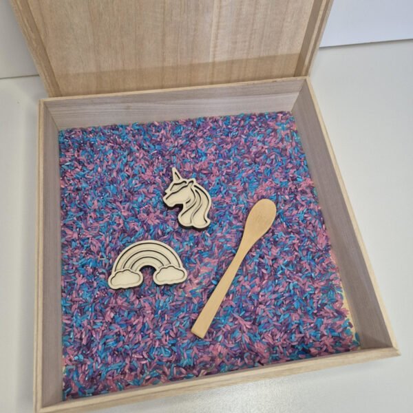 Houten sensorische speelbak gevuld met speelrijst unicornmix met houten lepel, unicorn en regenboog speelgoed voor kinderen
