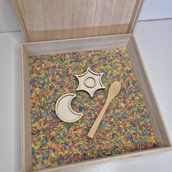 Houten sensorische speelbak gevuld met speelrijst fantasiemix met houten lepel, zon en maan speelgoed voor kinderen