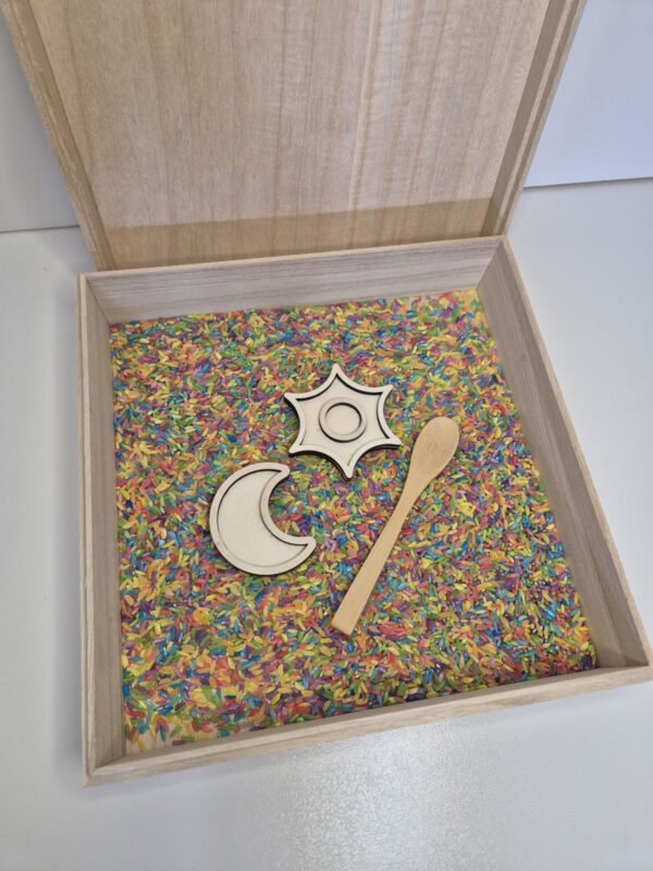 Sensorische speelbak met speelrijst – houten bak met lepel, zon en maan Houten sensorische speelbak gevuld met speelrijst fantasiemix met houten lepel, zon en maan speelgoed voor kinderen