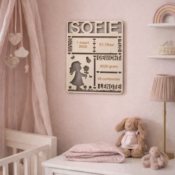 Gepersonaliseerd houten geboortebordje met naam en geboortegegevens voor babykamer