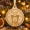 Houten kerstbal eerste kerst baby – gepersonaliseerd kerstcadeau Sfeerfoto houten baby kerstbal met rendier en tekst mijn eerste kerst gepersonaliseerd